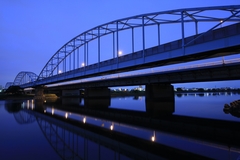 夕暮れ後の多摩川大橋