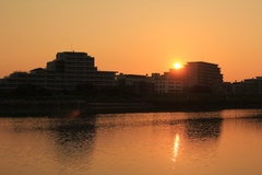 多摩川の朝日